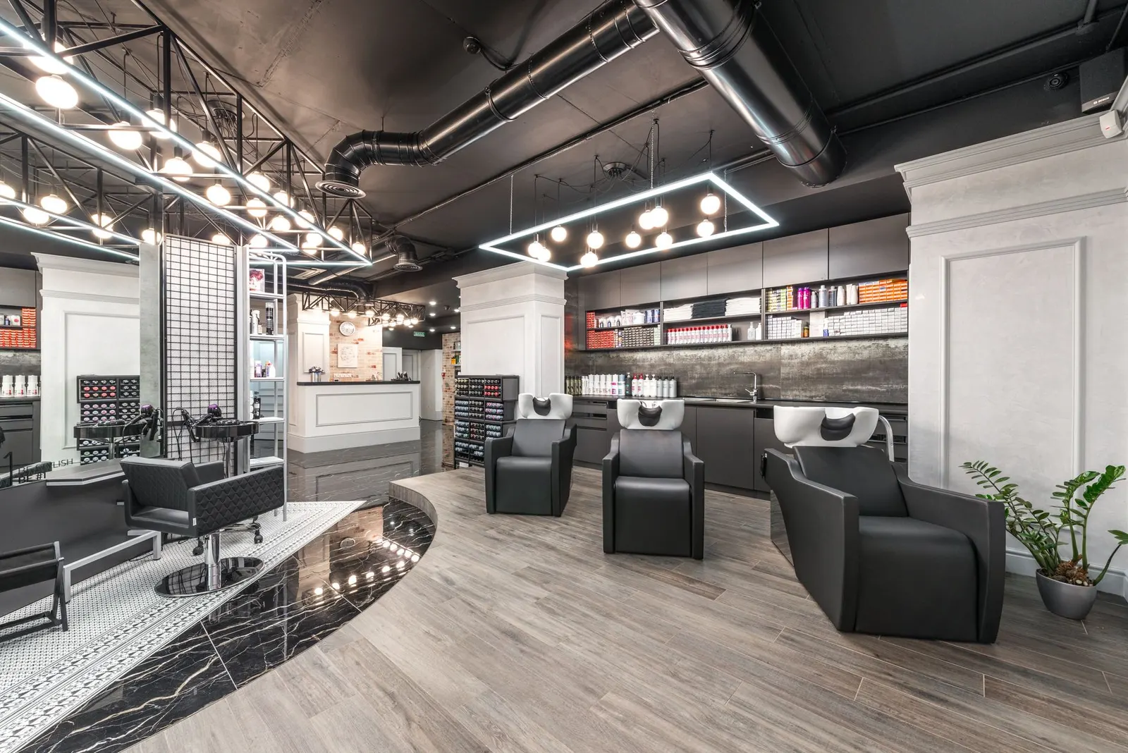 Bacs de lavage confortables et plantes vertes dans le salon Coiffure Esprit Nature à Beblenheim