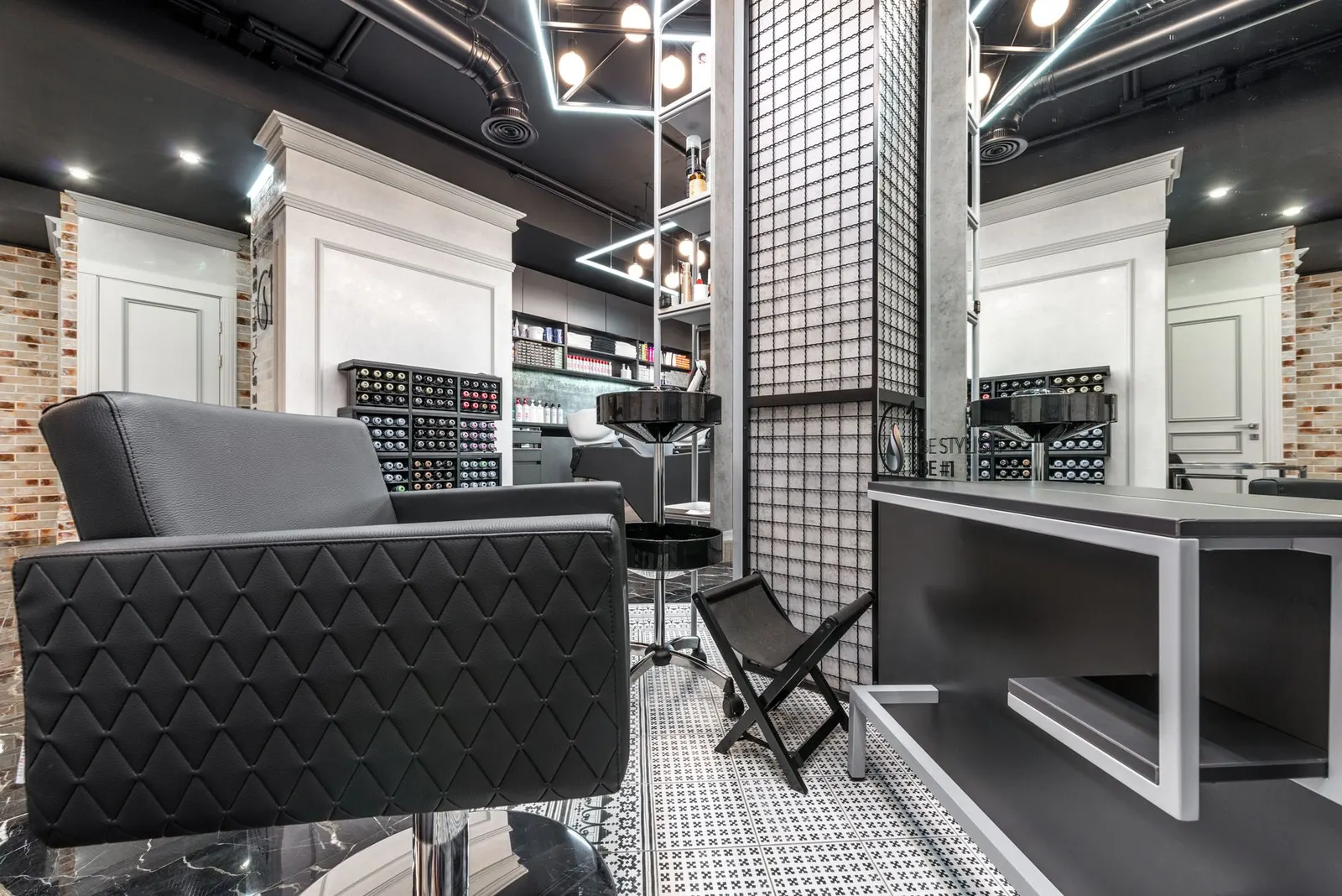 Intérieur contemporain et raffiné du salon Coiffure Esprit Nature