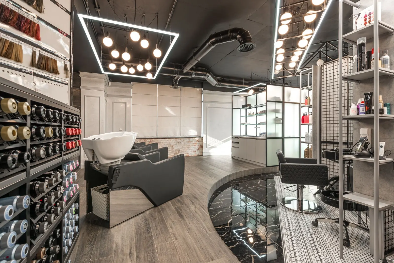 Bac de lavage noir et vasque blanche dans le salon élégant Coiffure Esprit Nature
